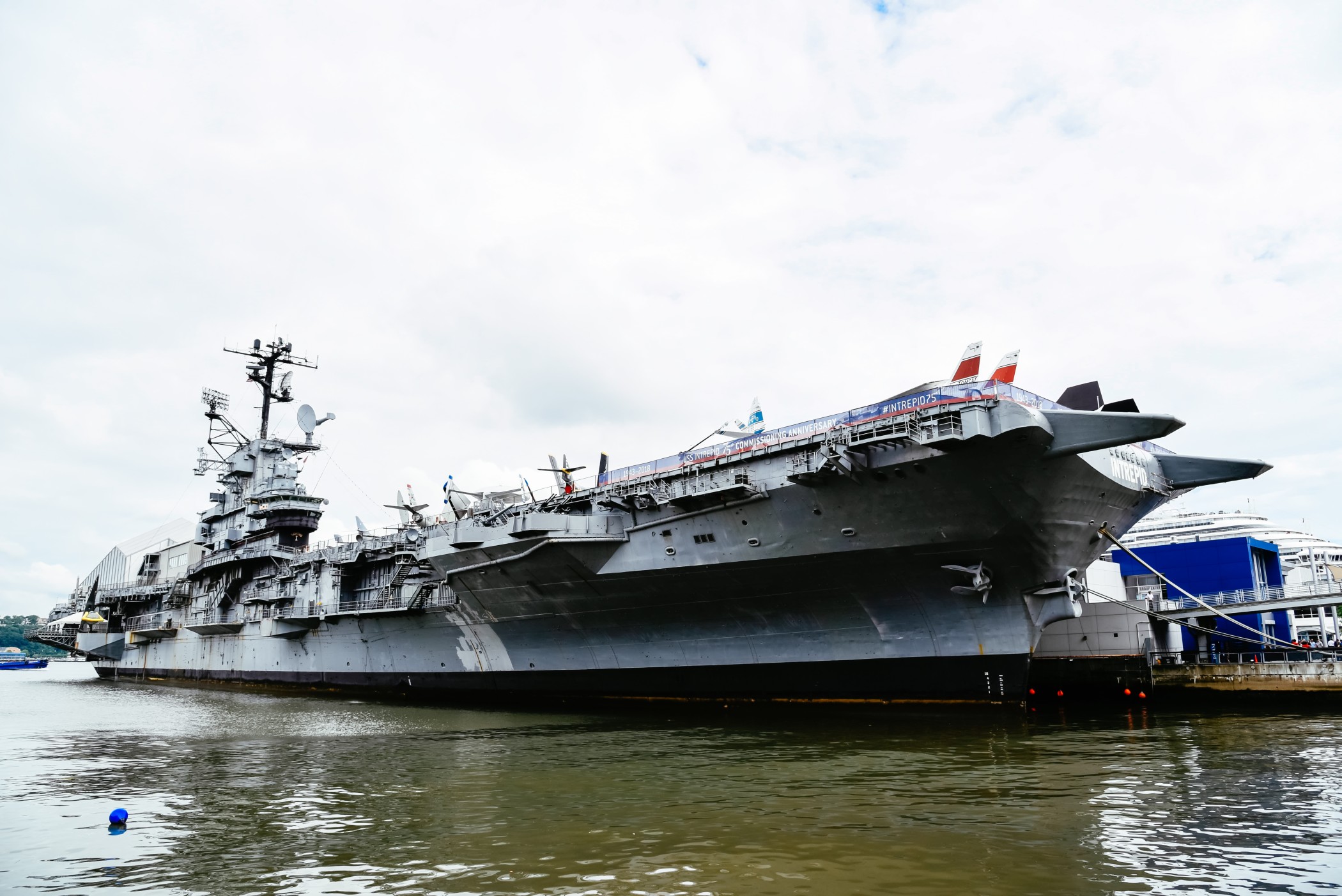 aircraft-carrier-in-intrepid-sea-air-and-space-museum-in-hudson-river-america-battleship-famous-place_t20_zLQxOx